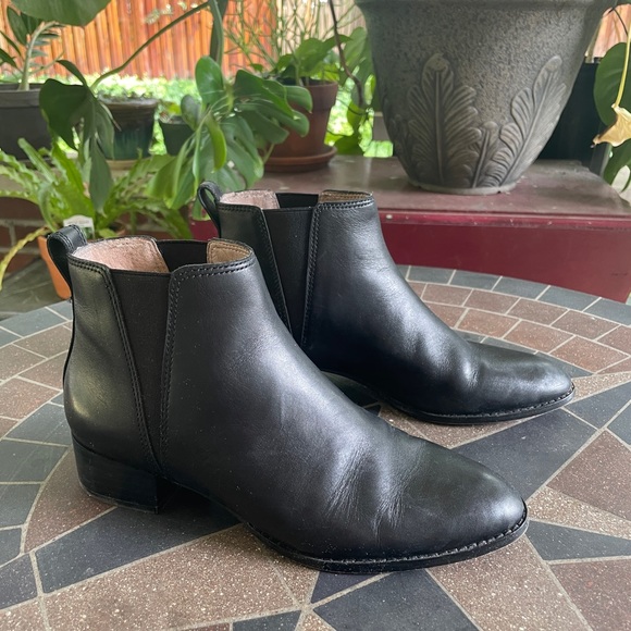 Madewell Ankle Chelsea Boots Size 7 in Black Leather - Picture 2 of 6